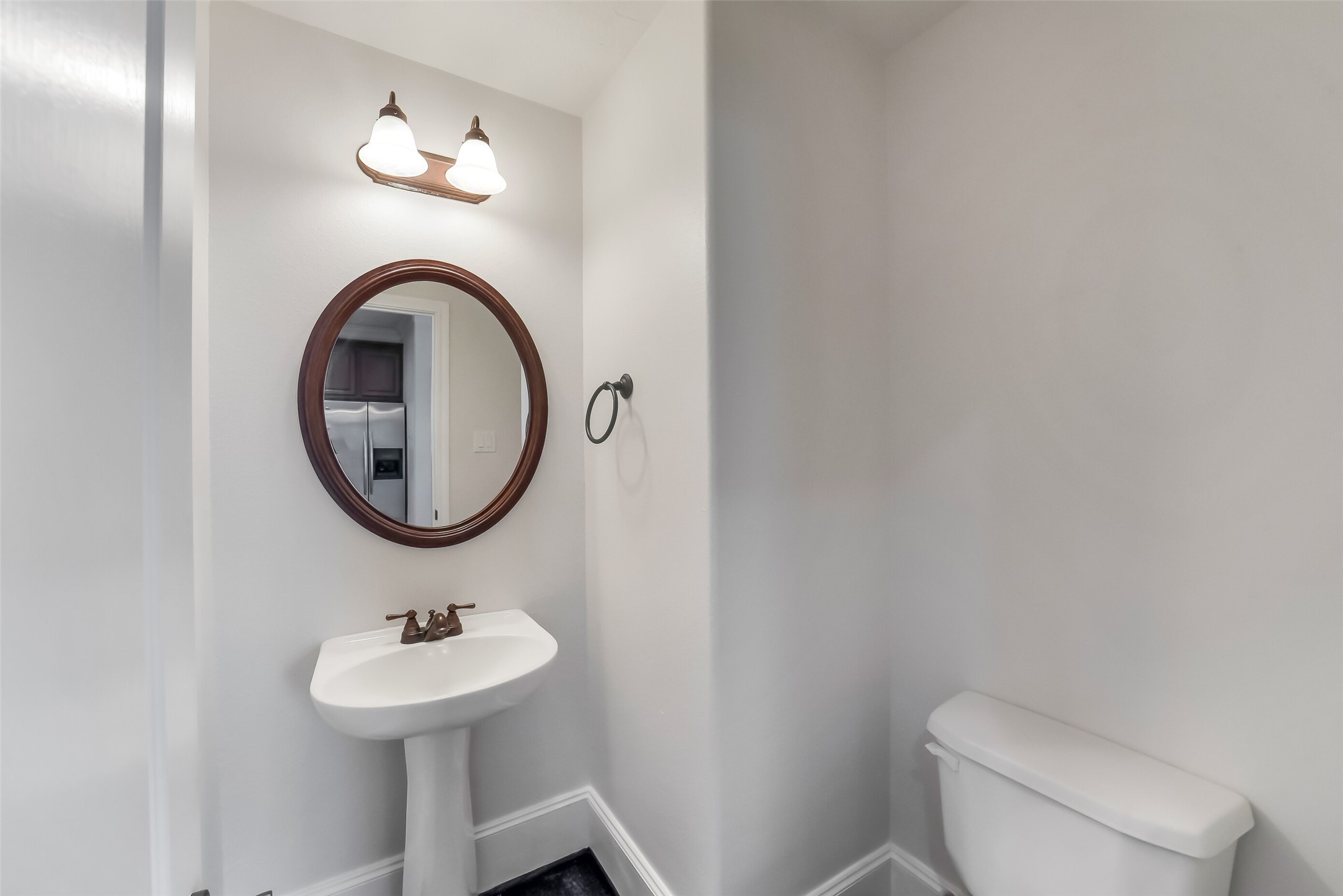 1335 Studer Street Houston, TX 77007 - Photo 19 of 37 a bathroom with a toilet sink and mirror