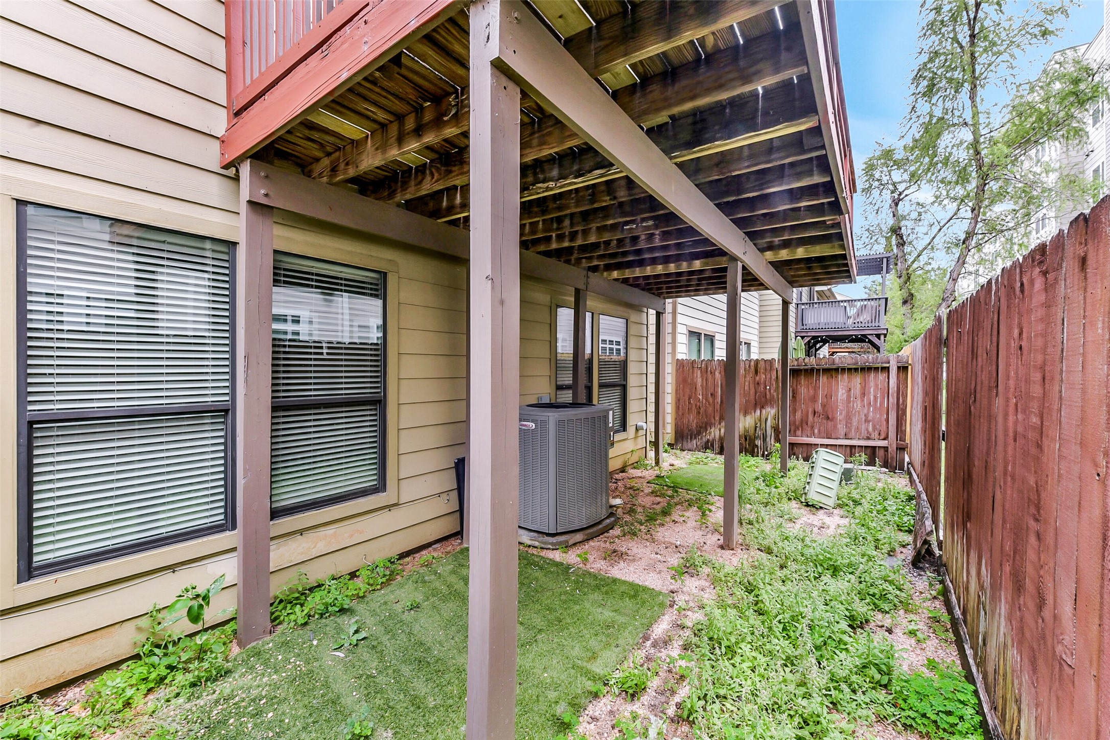 1335 Studer Street Houston, TX 77007 - Photo 30 of 37 a view of small garden