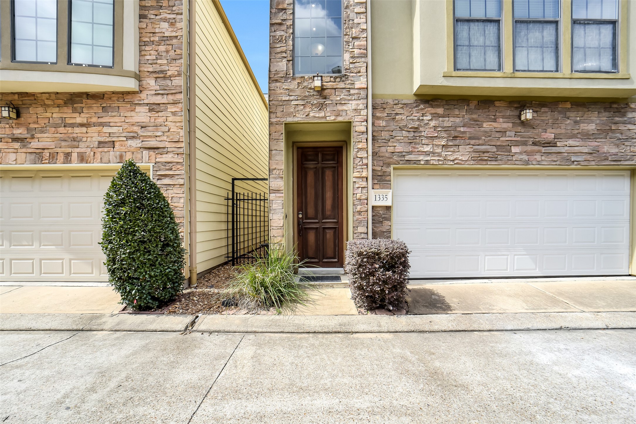 1335 Studer Street Houston, TX 77007 - Photo 4 of 37 a front view of a house