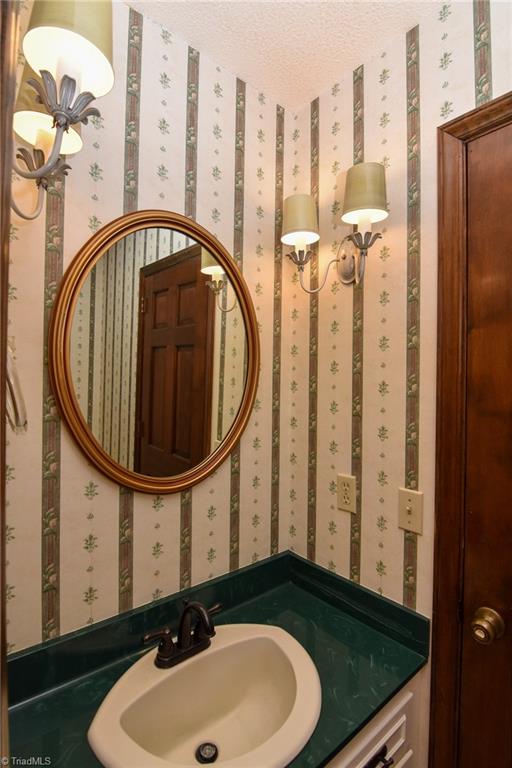 5959 Holder Road Clemmons, NC 27012 - Photo 31 of 40 Guest Bath