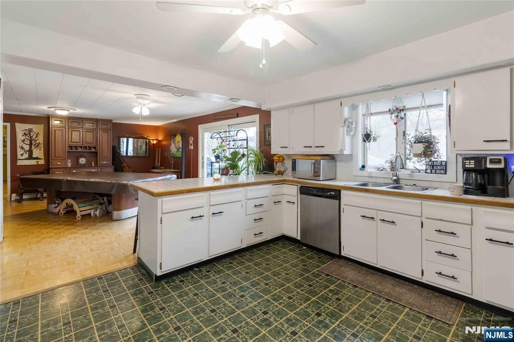 175 Highland Lakes Road Vernon, NJ 07422 - Photo 13 of 50 a kitchen that has a lot of cabinets in it and appliances