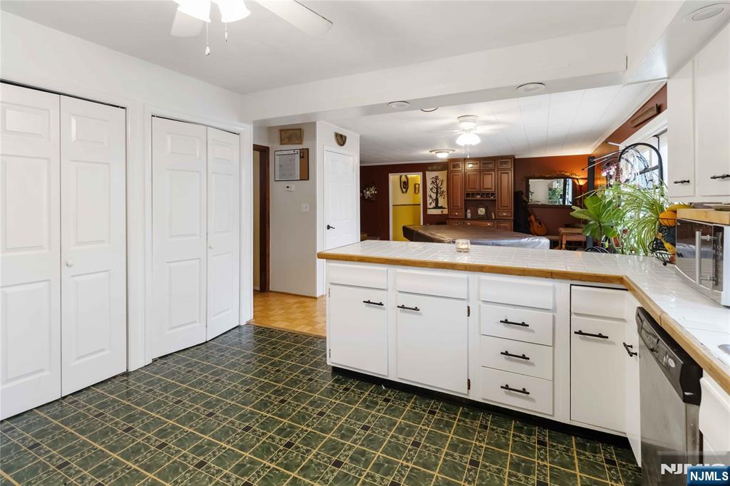 175 Highland Lakes Road Vernon, NJ 07422 - Photo 14 of 50 a spacious bathroom with a granite countertop sink and a mirror