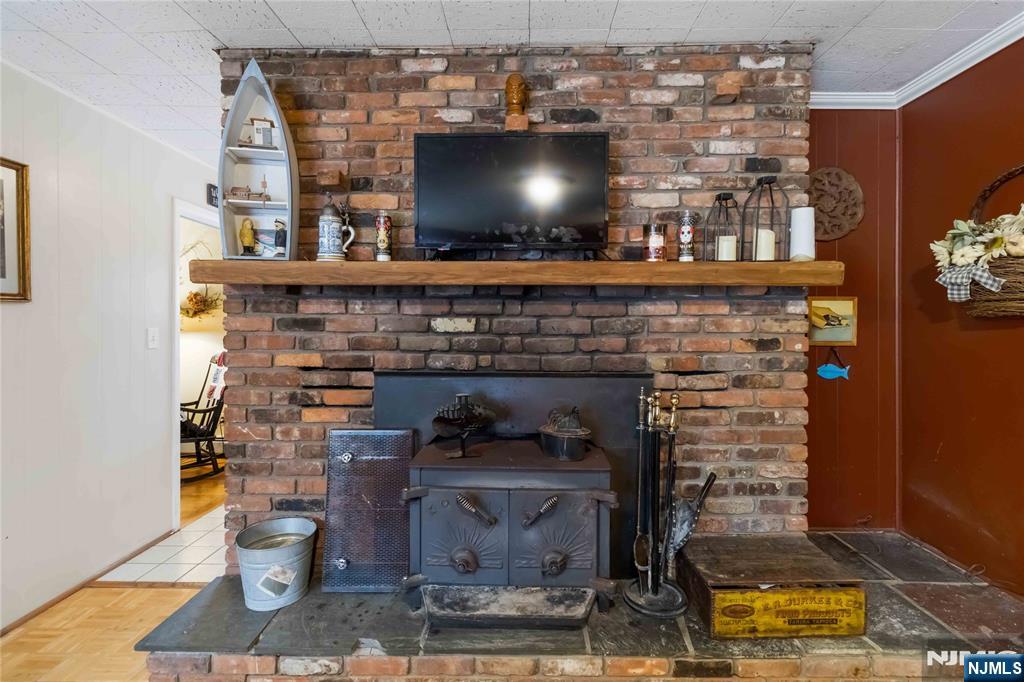 175 Highland Lakes Road Vernon, NJ 07422 - Photo 20 of 50 a fireplace with wooden floor