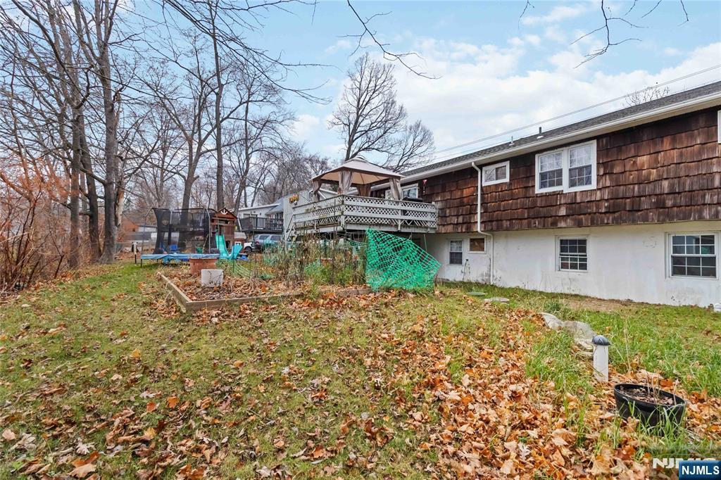 175 Highland Lakes Road Vernon, NJ 07422 - Photo 40 of 50 front view of a house with a yard