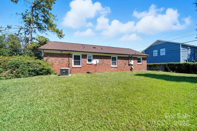 a view of a house with a backyard