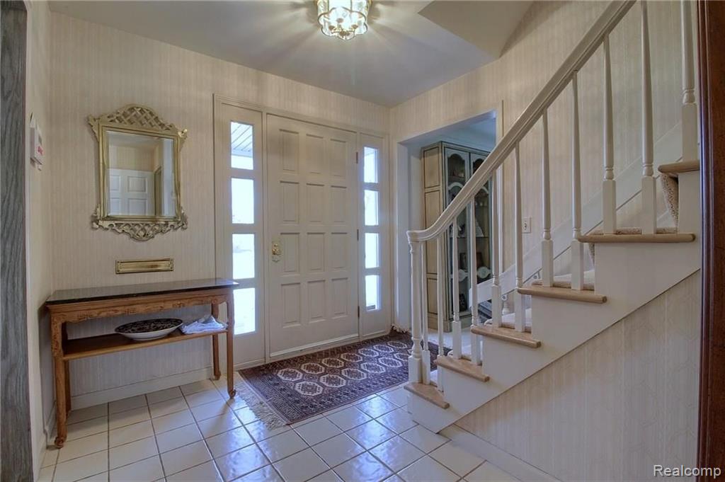 659 North Rosedale Court Grosse Pointe Woods, MI 48236 - Photo 3 of 36