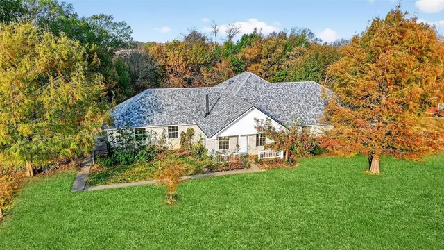 a view of house with garden