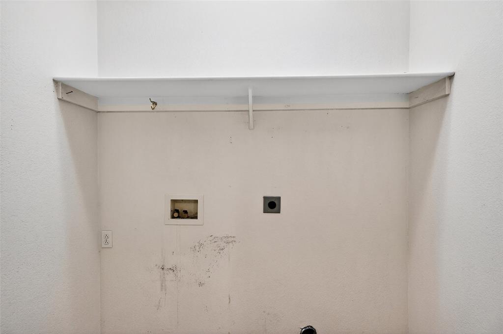 538 Lakewood Road Denison, TX 75020 - Photo 12 of 35 a view of a closet