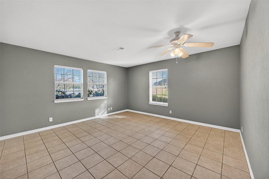 538 Lakewood Road Denison, TX 75020 - Photo 19 of 35 a view of an empty room with window and cabinet