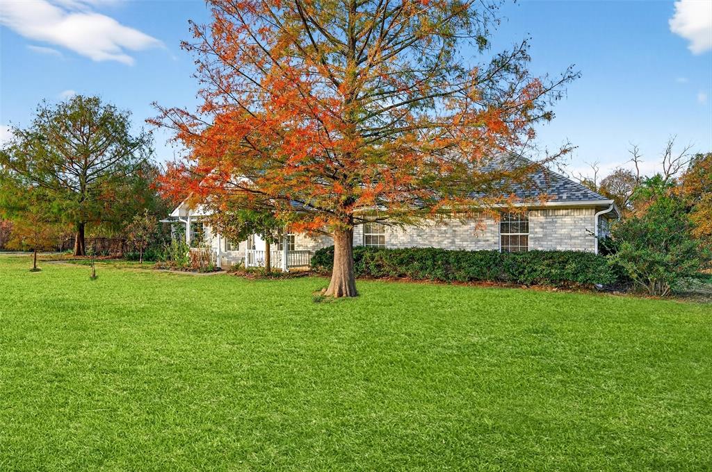 538 Lakewood Road Denison, TX 75020 - Photo 5 of 35 a garden with trees in front of it
