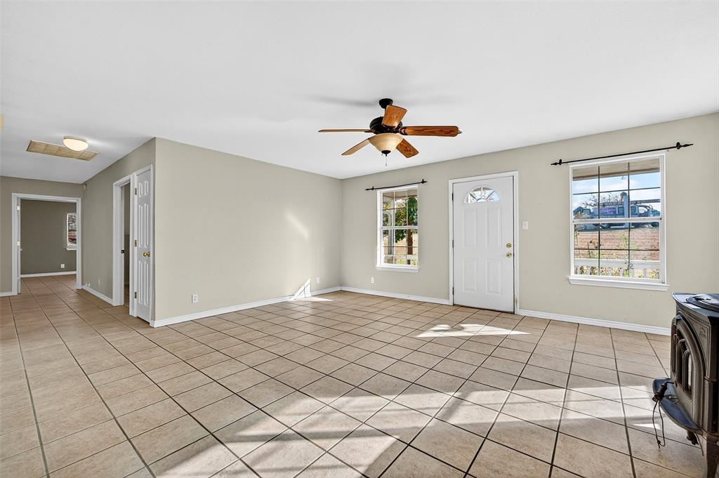 538 Lakewood Road Denison, TX 75020 - Photo 6 of 35 a view of an empty room and window