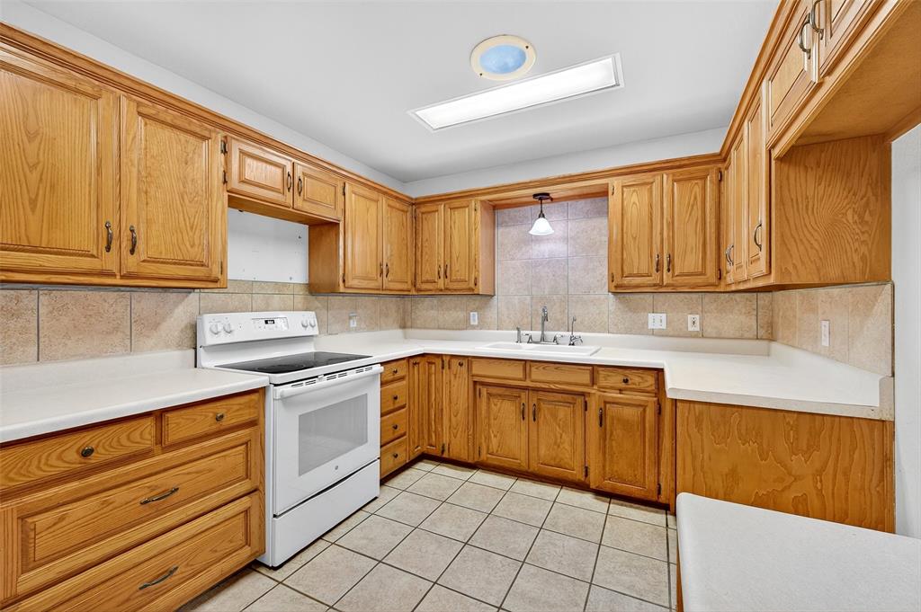 538 Lakewood Road Denison, TX 75020 - Photo 9 of 35 a kitchen with a sink stove and cabinets