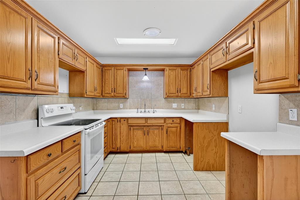 538 Lakewood Road Denison, TX 75020 - Photo 10 of 35 a kitchen with stainless steel appliances granite countertop a sink stove and cabinets