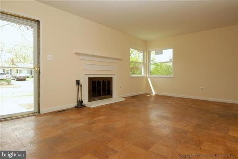 6211 Apache Street Springfield, VA 22150 - Photo 2 of 22 Living Room