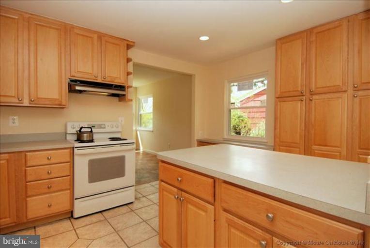 6211 Apache Street Springfield, VA 22150 - Photo 4 of 22 Kitchen