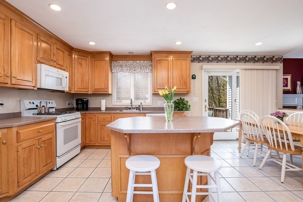 114 Saunders Road Norwood, MA 02062 - Photo 8 of 40 Gallery Image 8