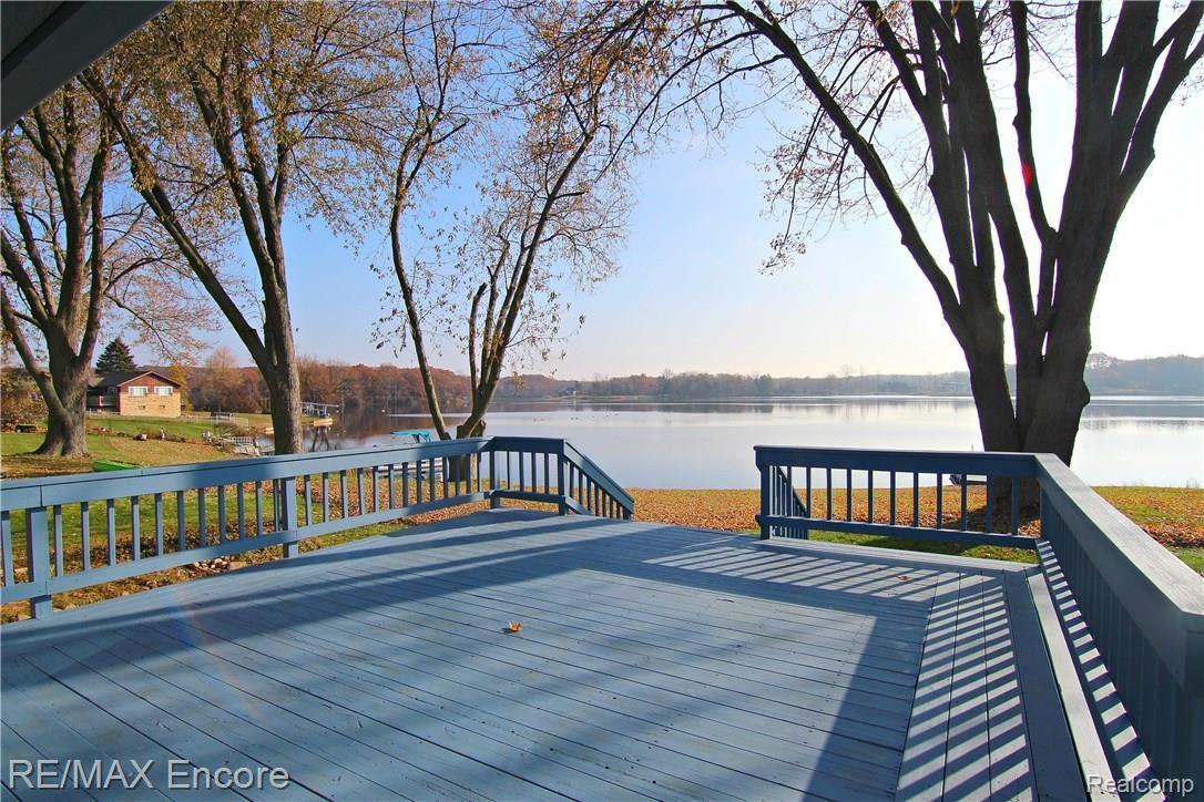 8635 Waumegah Road Clarkston, MI 48348 - Photo 11 of 50 Waumegah Rd Back Deck 2.jpg