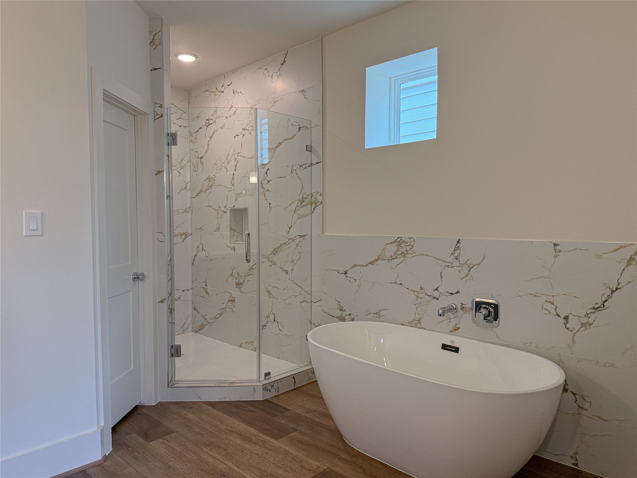 879 Rachel Street, Unit F Houston, TX 77091 - Photo 15 of 23 a bathroom with a bathtub and shower