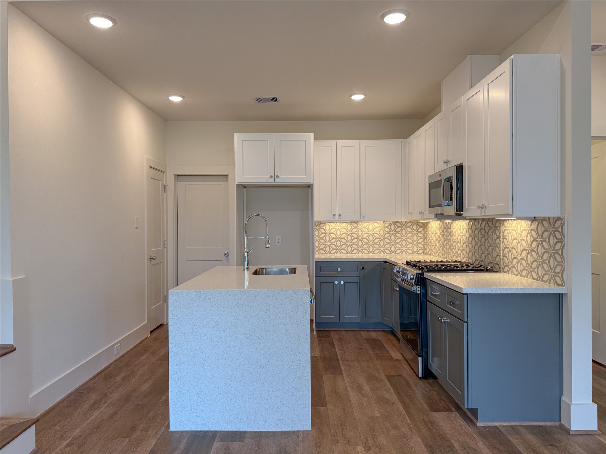 879 Rachel Street, Unit F Houston, TX 77091 - Photo 9 of 23 a kitchen with kitchen island granite countertop a sink stove and refrigerator