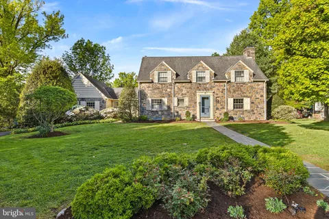 a view of house with garden