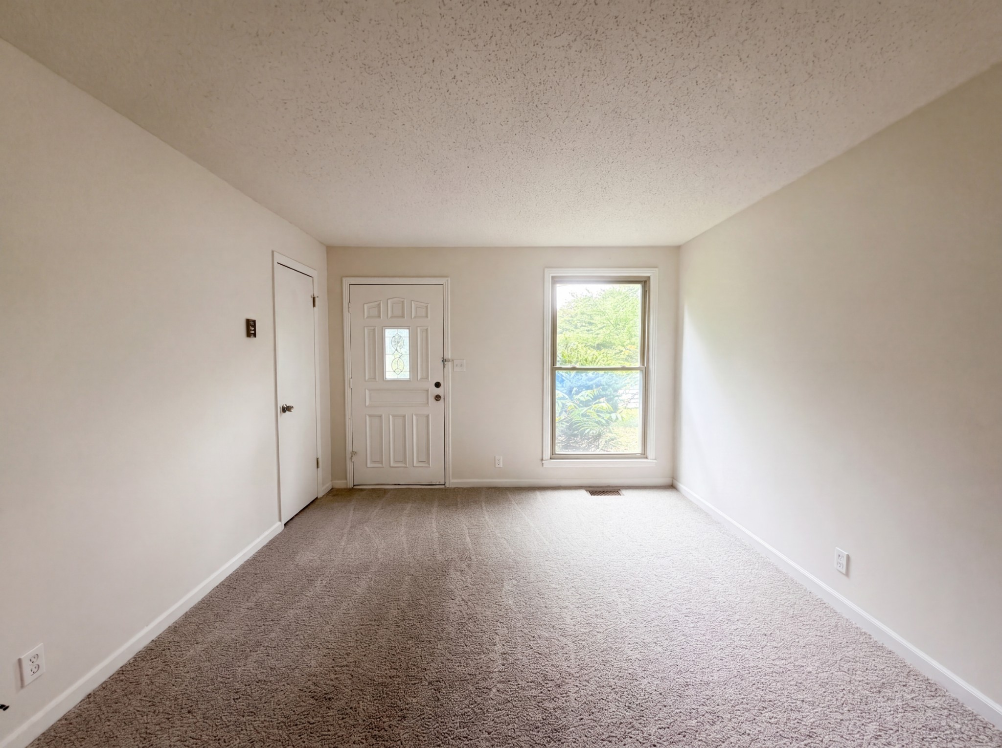 587 Lafayette Road Clarksville, TN 37042 - Photo 2 of 20