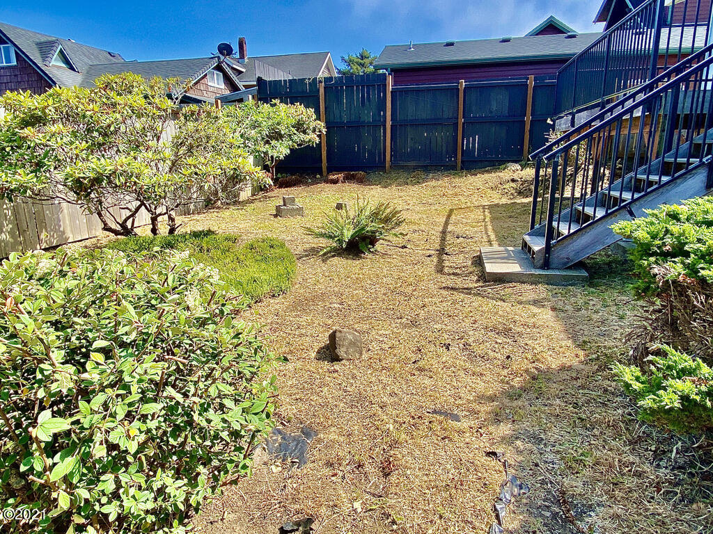35 Southwest Hurbert Street Newport, OR 97365 - Photo 20 of 39 Back Yard