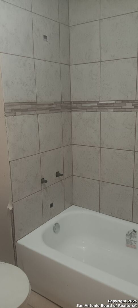 201 East Dullnig Court, Unit 9 San Antonio, TX 78223 - Photo 3 of 6 a bathroom with a bathtub