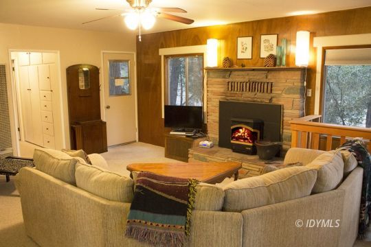 25310 Foster Lake Road Idyllwild, CA 92549 - Photo 11 of 41 Living room
