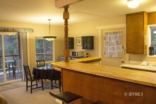 25310 Foster Lake Road Idyllwild, CA 92549 - Photo 13 of 41 Breakfast bar