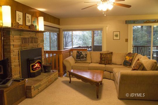 25310 Foster Lake Road Idyllwild, CA 92549 - Photo 9 of 41 Living room