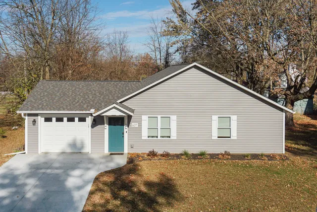 a view of a house with a yard