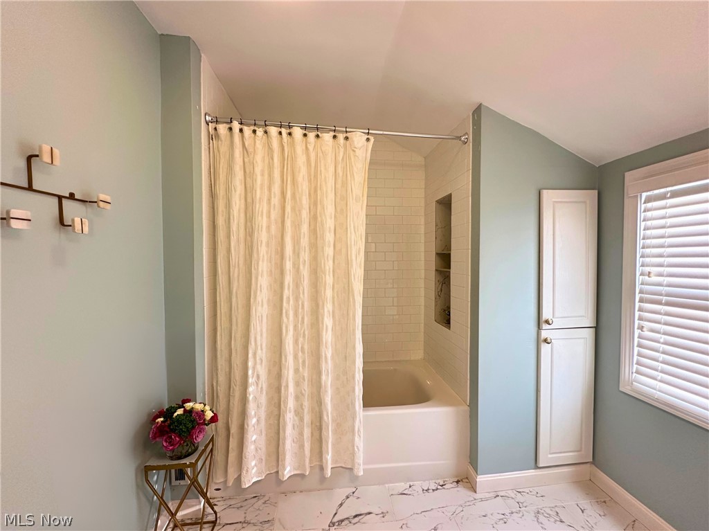 1552 Biltmore Road Cleveland, OH 44124 - Photo 21 of 36 Renovated Family Bath