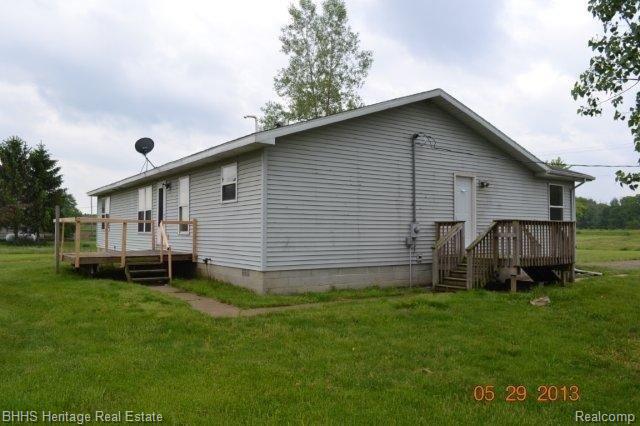 3163 South Bull Run Road Howell, MI 48843 - Photo 7 of 25 Side of House