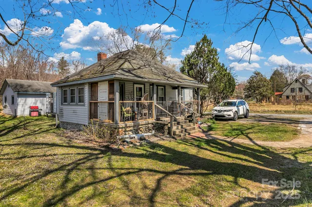 a view of yard with green space