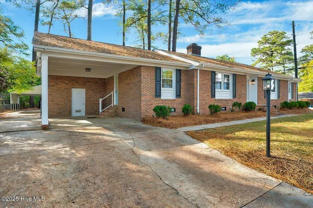 $300,000 | 1915 Delwood Drive West, Wilson, NC 27893