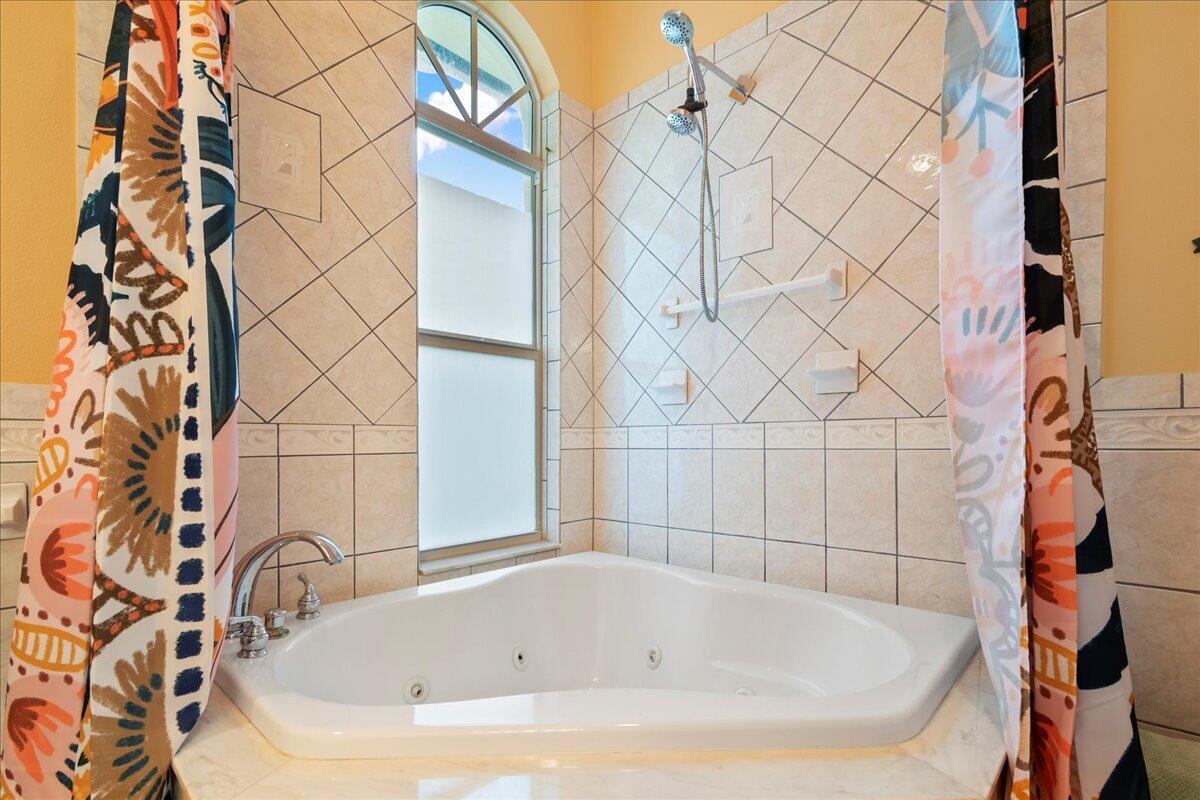 72 Waterway Road Jupiter, FL 33469 - Photo 25 of 57 Guest Bathroom