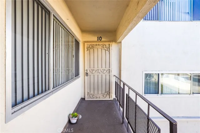 $1,995 | 3430 Elm Avenue, Unit 10, Long Beach, CA 90807