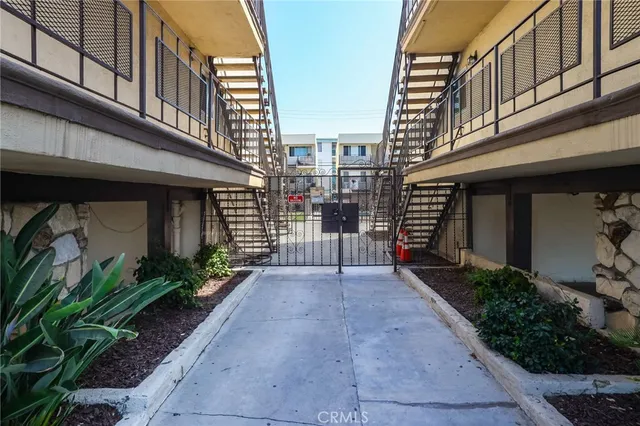 $1,995 | 3430 Elm Avenue, Unit 10, Long Beach, CA 90807