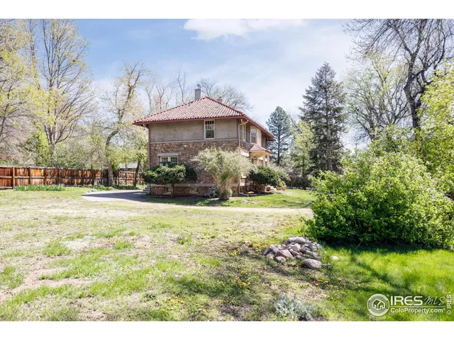 a black and white photo of a house