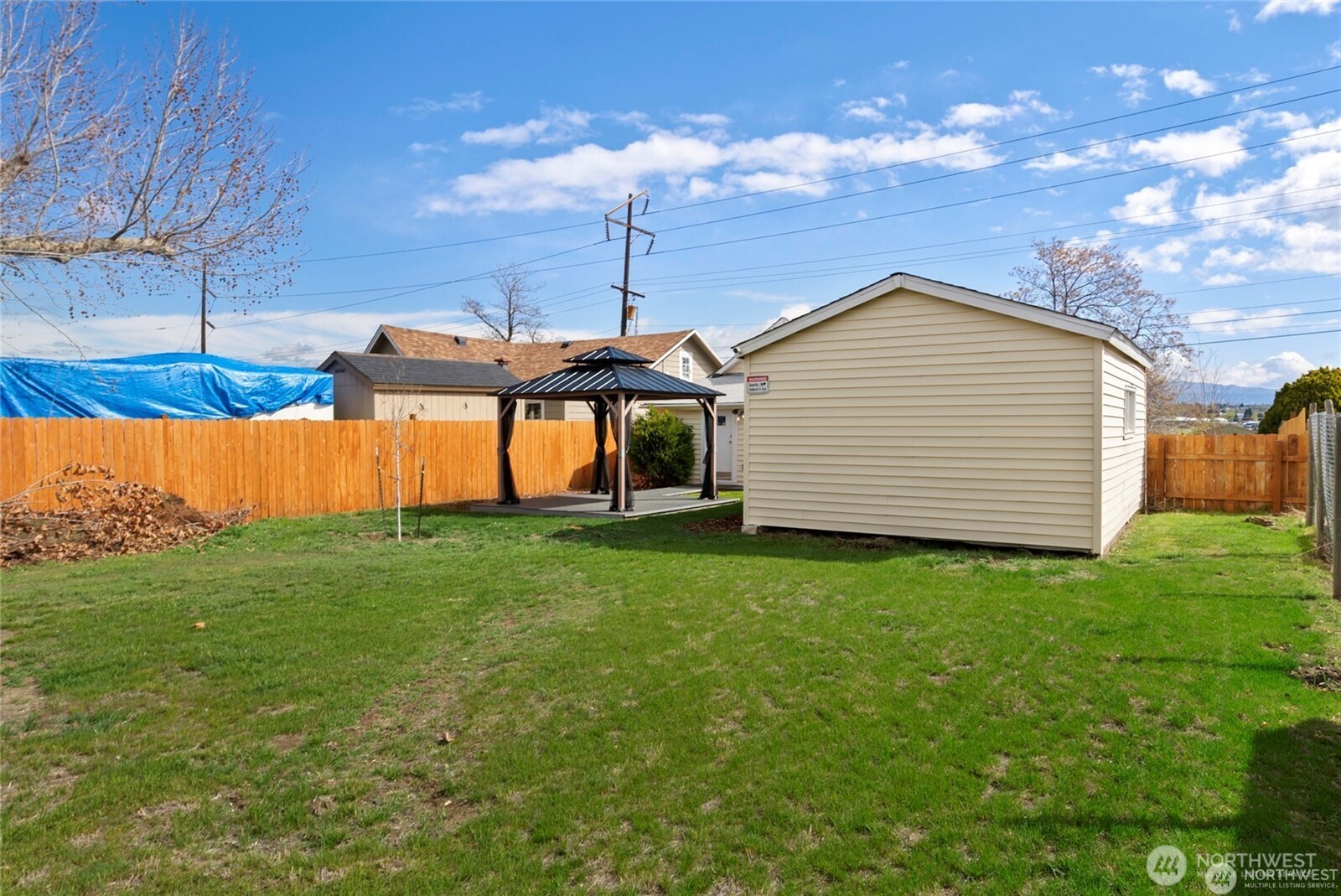 1770 Marker Avenue Wenatchee, WA 98801 - Photo 17 of 32 a front view of a house with a garden