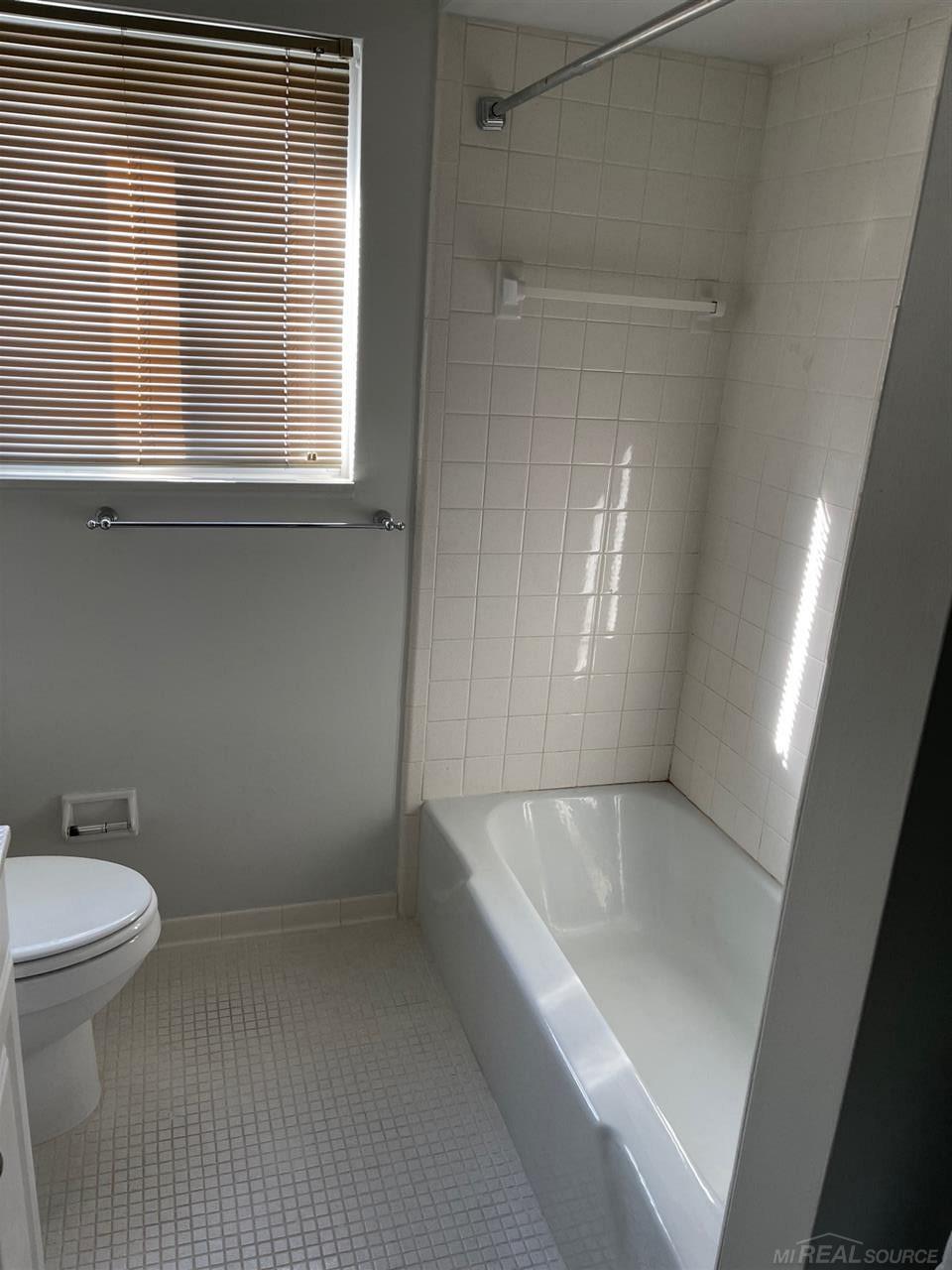 1514 Normandy Road Royal Oak, MI 48073 - Photo 8 of 13 50033601-7.JPG