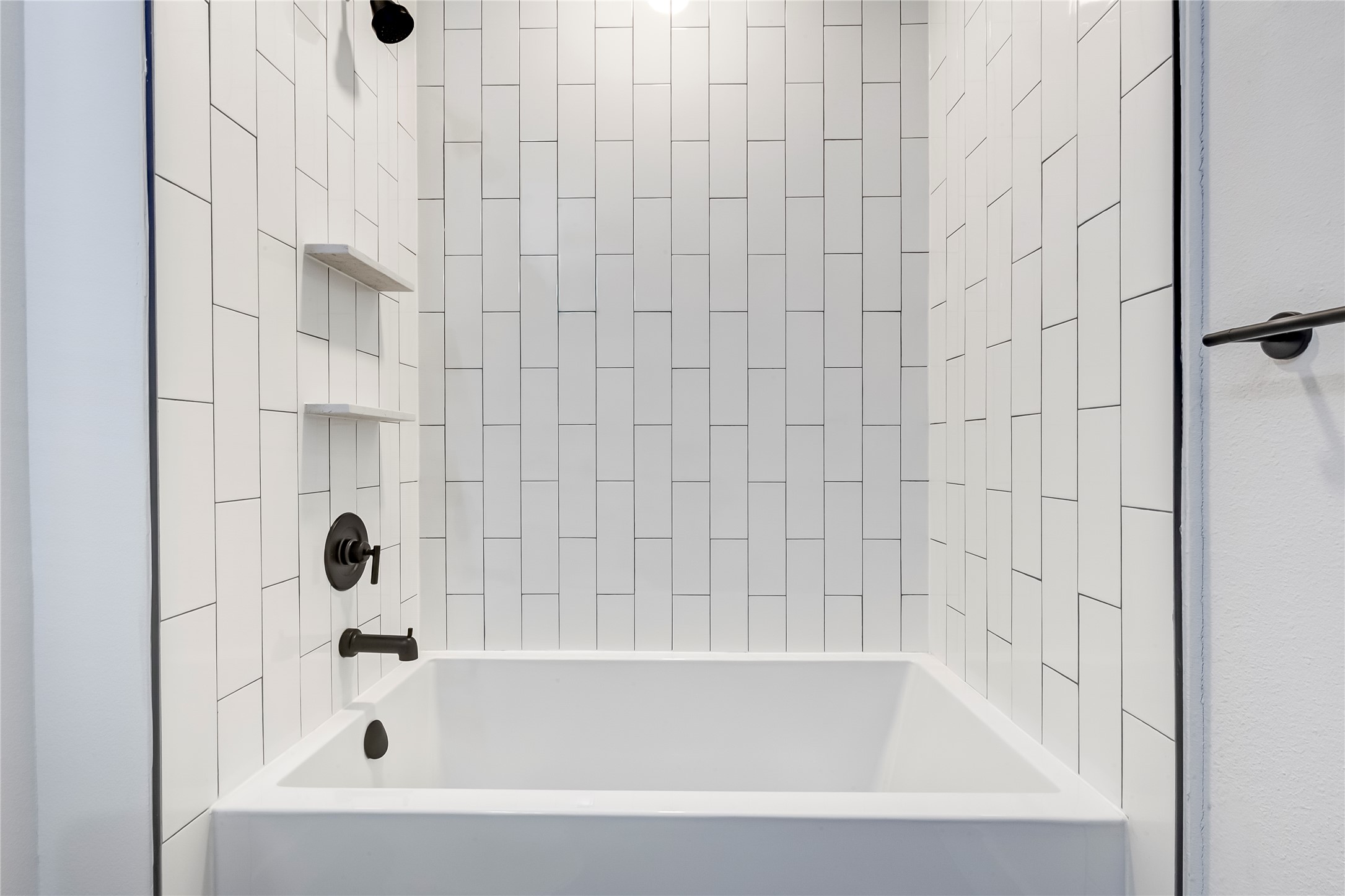 2500 Longview Street, Unit 402 Austin, TX 78705 - Photo 23 of 27 a bathroom with a bathtub