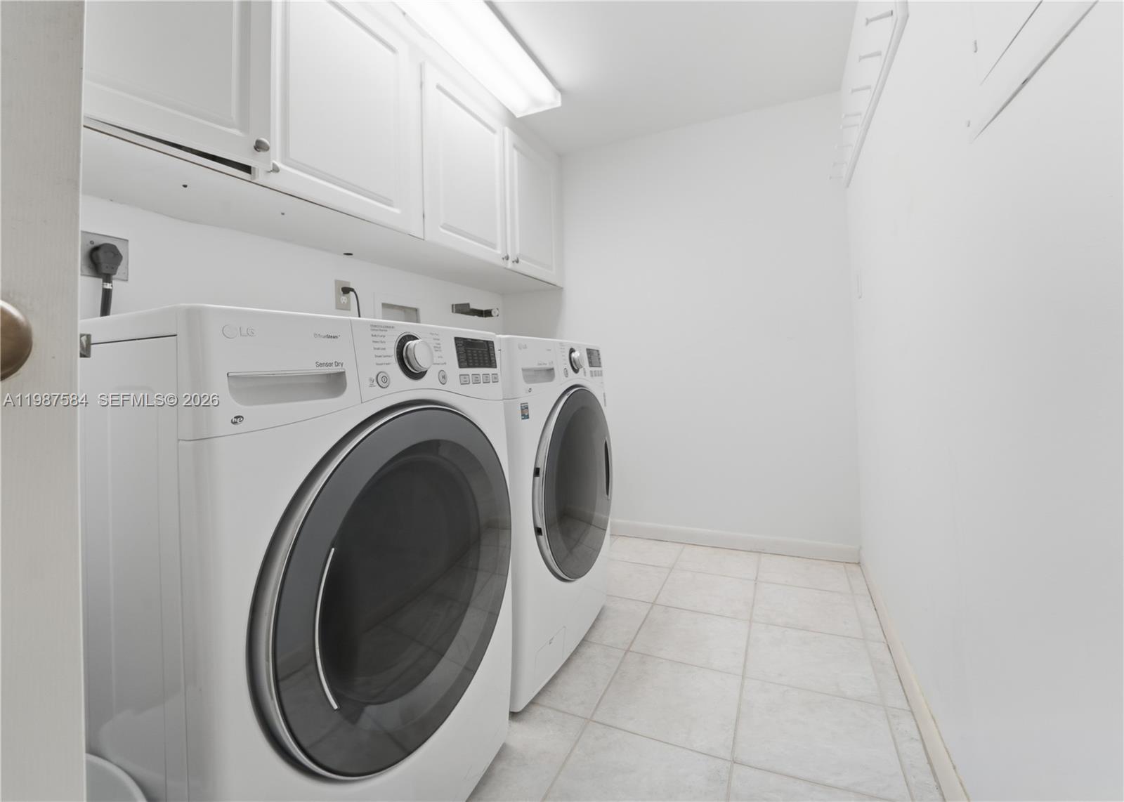 19670 South Beach Road, Unit B323 Tequesta, FL 33469 - Photo 34 of 57 a utility room with dryer and washer
