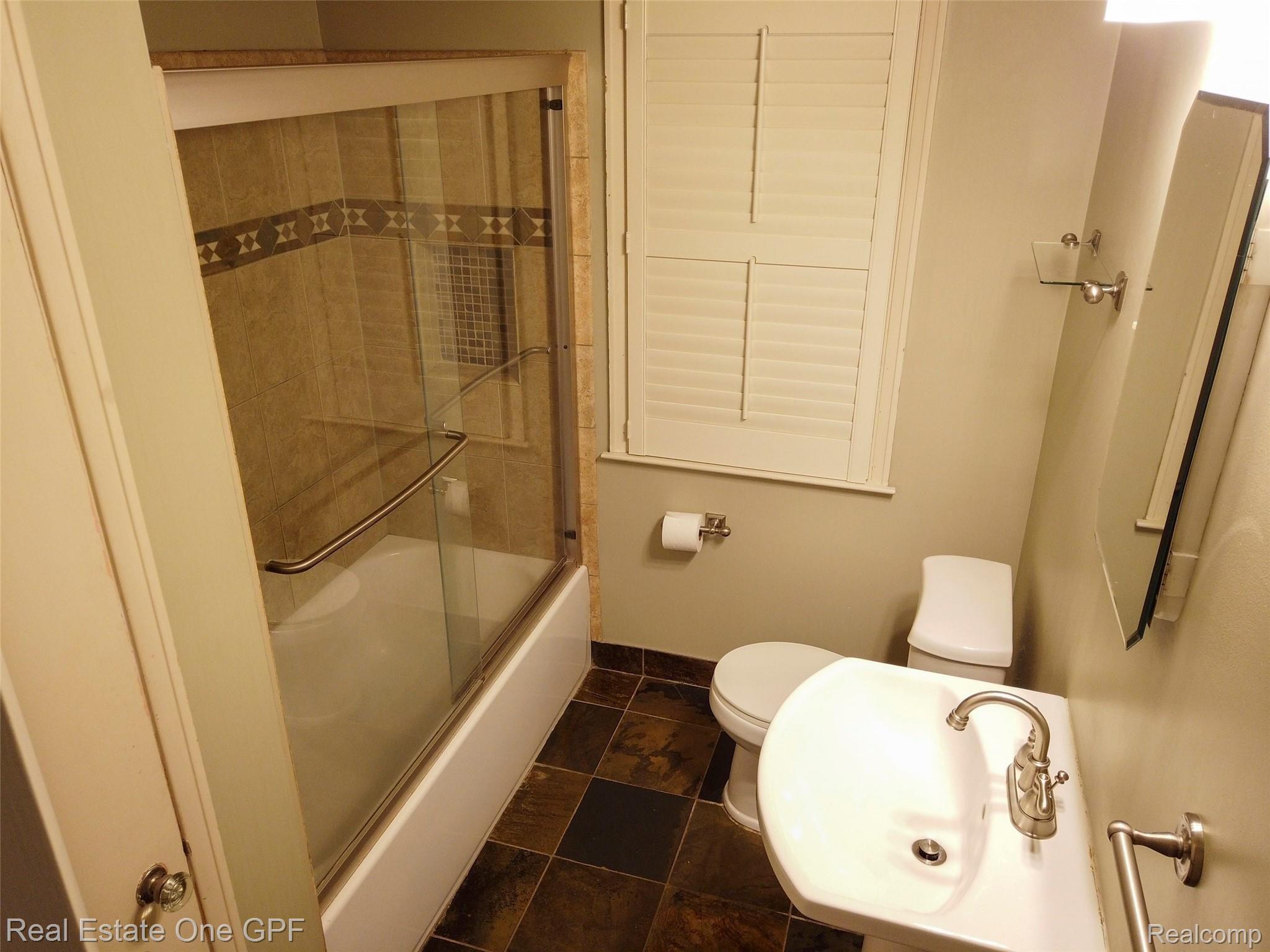 470 Lexington Road Grosse Pointe, MI 48236 - Photo 9 of 19 05 org_photo_6554325_1593290974000.jpg