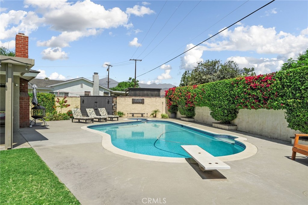 609 Cardinal Lane Redlands, CA 92374 - Photo 2 of 41 Sparkling Pool and Spa!