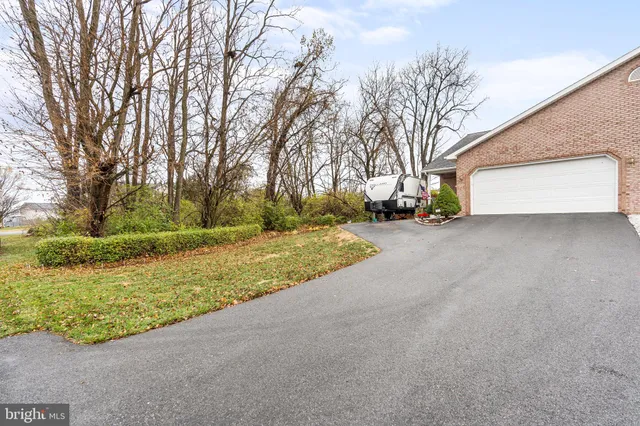 a view of road with yard