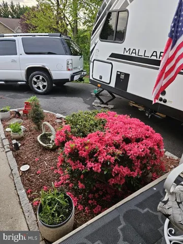 a view of entryway with bathtub