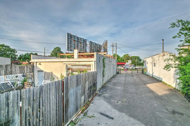 a view of entryway of the house