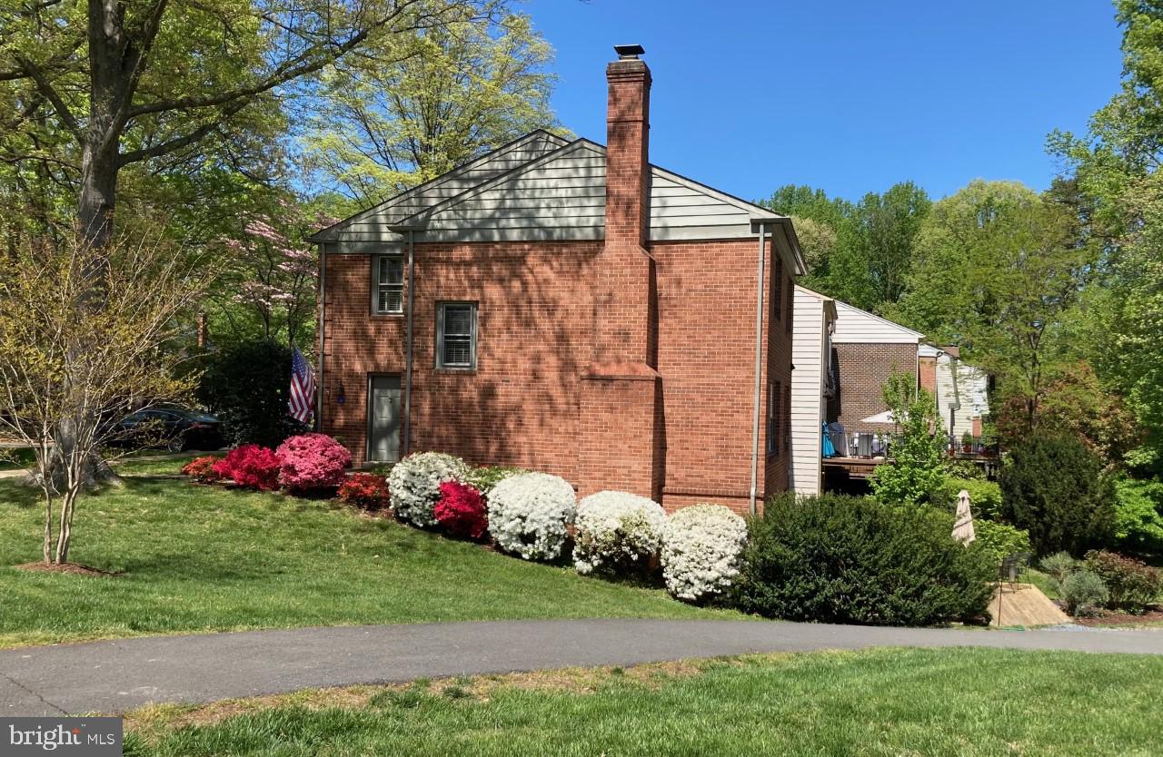 2263 Double Eagle Court Reston, VA 20191 - Photo 2 of 33 Beautifully landscaped corner unit.