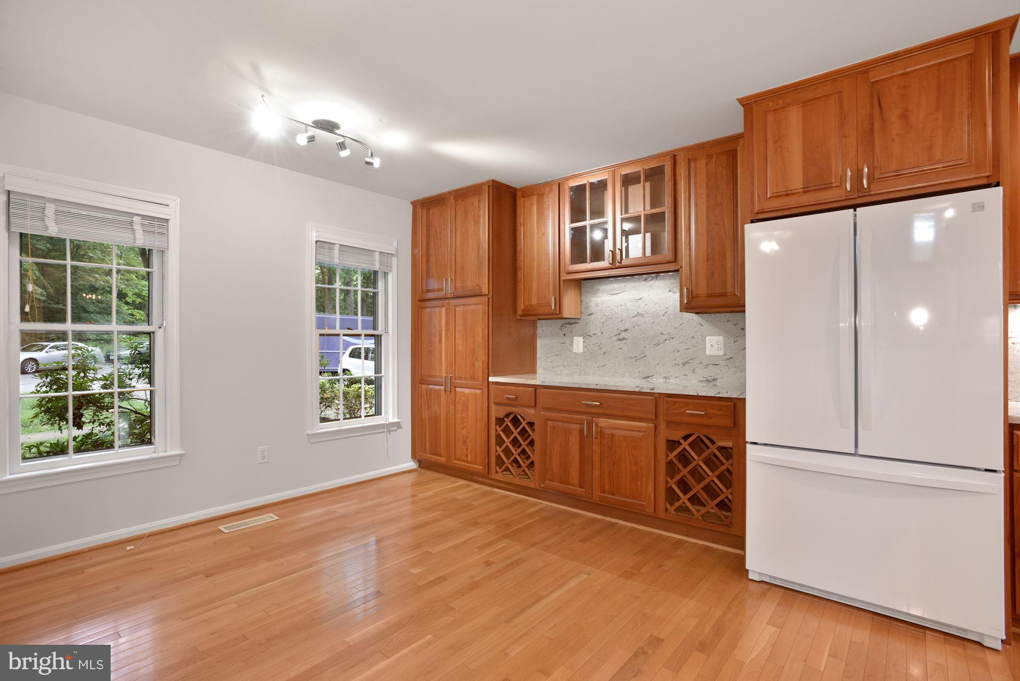 2263 Double Eagle Court Reston, VA 20191 - Photo 10 of 33 Kitchen with room for breakfast area.